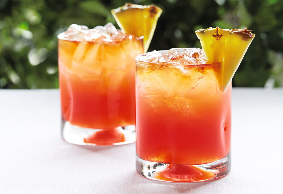 A fruity, exotic blend, it is considered one of the best tropical cocktails and brings together rum, coffee and coconut liqueurs and pineapple juice.